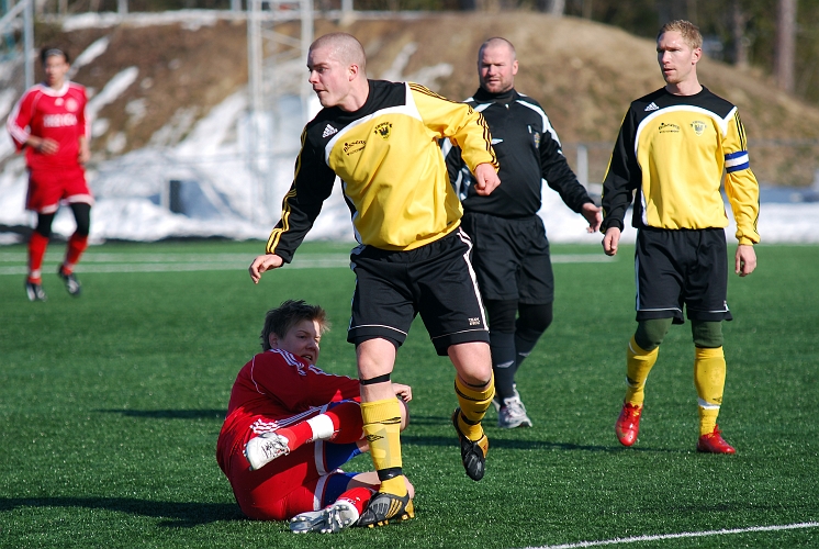 2010_0320_07.JPG - Gustav Gustavsson går resolut in i närkampen