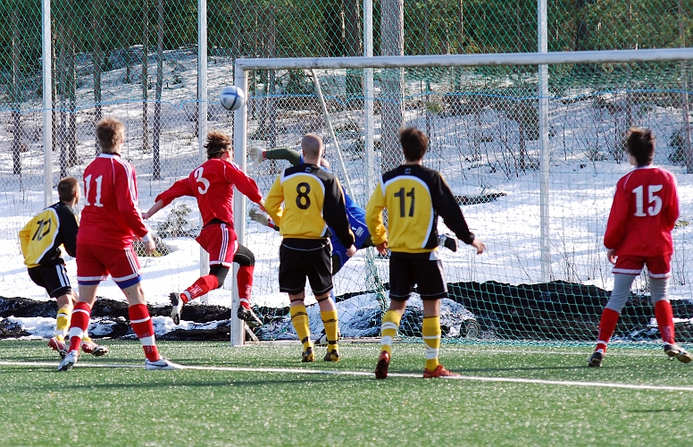 2010_0320_13.JPG - Här är det nära att Katrineholm tar ledningen i matchen, bollen går strax utanför stolpen