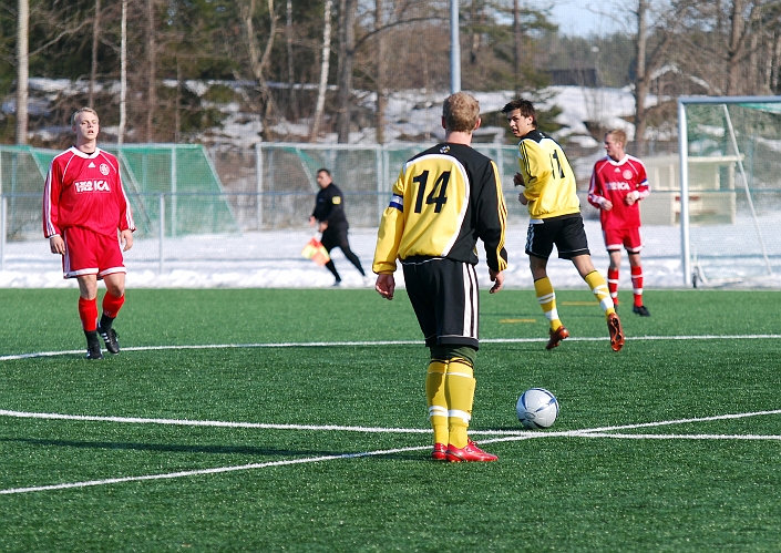 2010_0320_14.JPG - Mikael Wiker siktar in sig för en frispark på mittplan