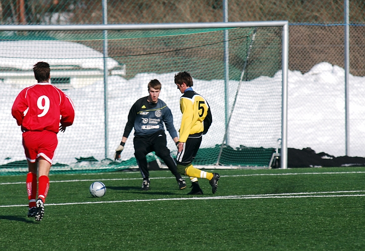 2010_0320_16.JPG - Ken Jansson kommer på en genomlöpning och rundar målvakten . . . .