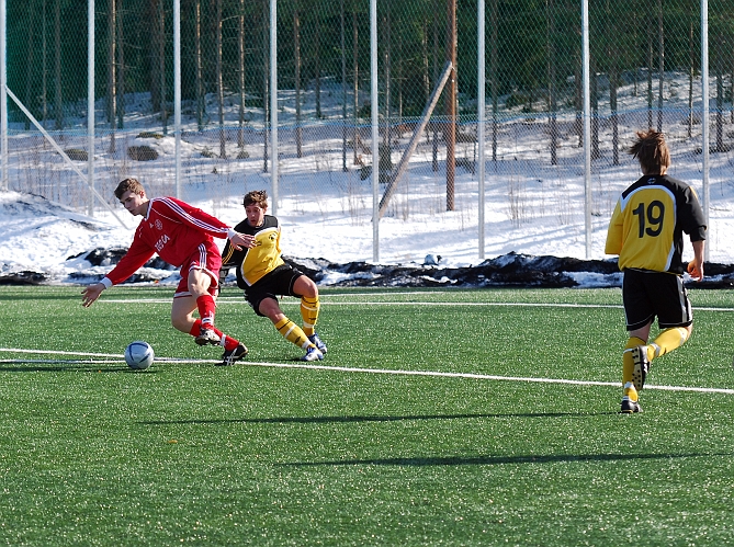2010_0320_21.JPG - Katrineholmsspelaren försöker vända bort Niklas Larsson