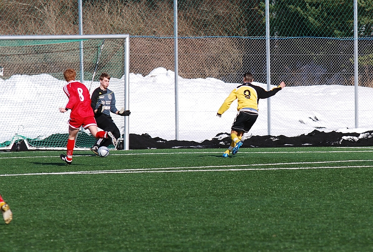 2010_0320_22.JPG - Här gör Södra 2-0 genom Miralem Malic, strax före pausvilan