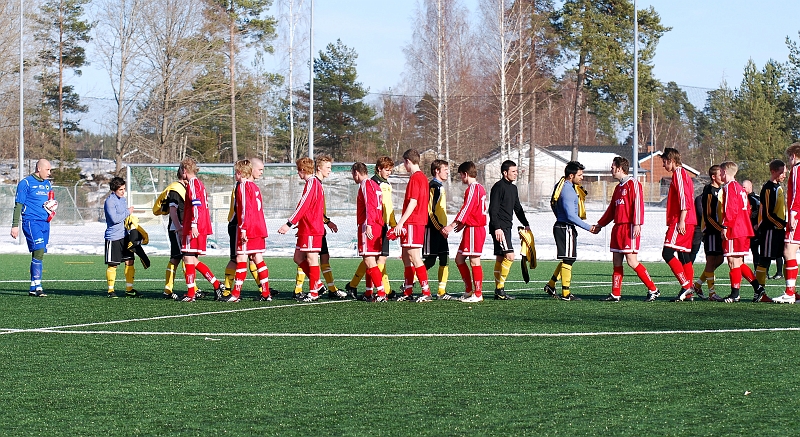 2010_0320_37.JPG - Lagen tackar varandra efter matchen