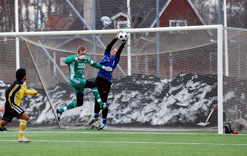 2010_0402_05.JPG - Sebastian Hahne i Södramålet gör en kvalificerad räddning