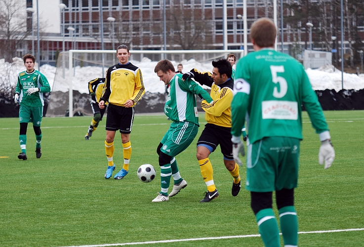 2010_0402_06.JPG - Arton Bekaj försöker att komma åt bollen