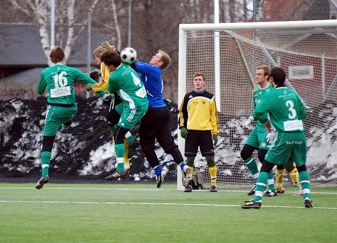 2010_0402_12.JPG - Södra's målvakt Sebastian Hanhne är ute och boxar undan bollen efter en hörna