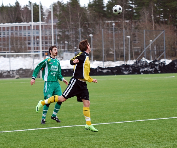 2010_0402_14.JPG - Dennis Jansson nickar efter crosspassning