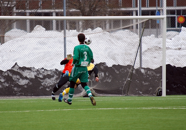 2010_0402_15.JPG - En bra målchans för Södra men Miralem Malic nickar bollen över målet