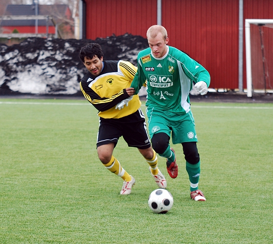 2010_0402_17.JPG - Jonas Hammarlund tvingar sin motståndare att spela bollen hemåt