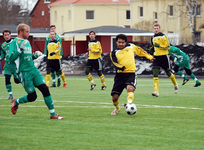 2010_0402_19.JPG - Jonas Hammarlund spelar undan bollen framför en Immetorpsspelare