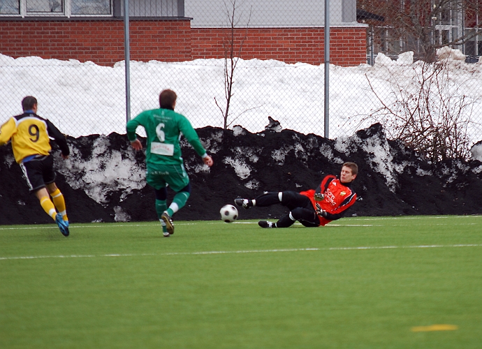 2010_0402_20.JPG - Miralem Malic för en ny chans men Immetorps målvakt gör en bra räddning