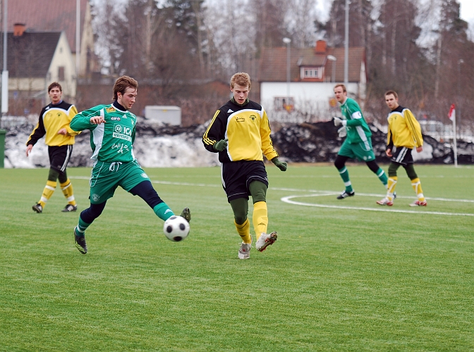 2010_0402_25.JPG - Filip Stjernfeldt spelar upp bollen ut mot kanten