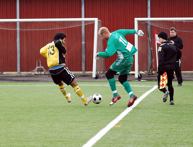 2010_0402_26.JPG - Jonas Hammarlund stöter ut bollen till inkast