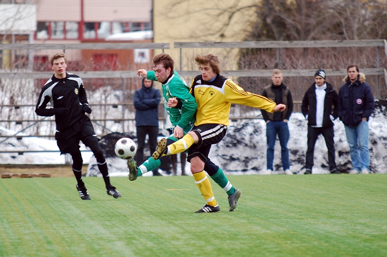 2010_0402_29.JPG - Brian Nilsson ligger tajt i rygg på sin motståndare och får undan bollen