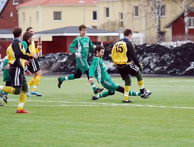 2010_0402_37.JPG - Ken Jansson får ett bra läge men skottet blev inte som han tänkt sig