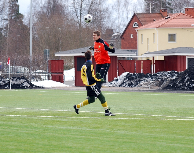 2010_0402_40.JPG - Immetorps målvakt tvingas till att nicka undan bollen