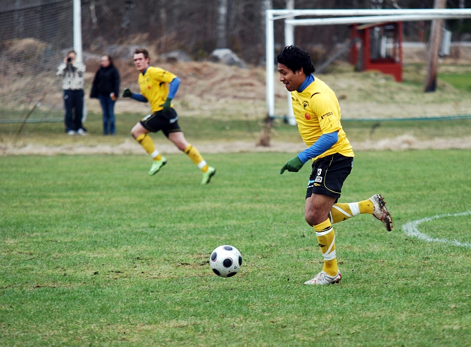 2010_0417_05.JPG - Jonas Hammarlund driver upp bollen över mittplan