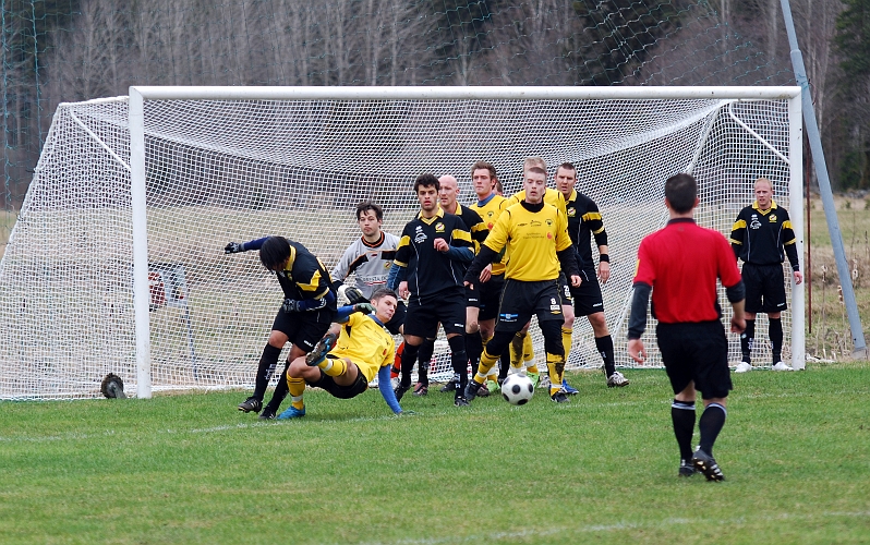 2010_0417_07.JPG - Miralem Malic når inte riktigt fram till bollen