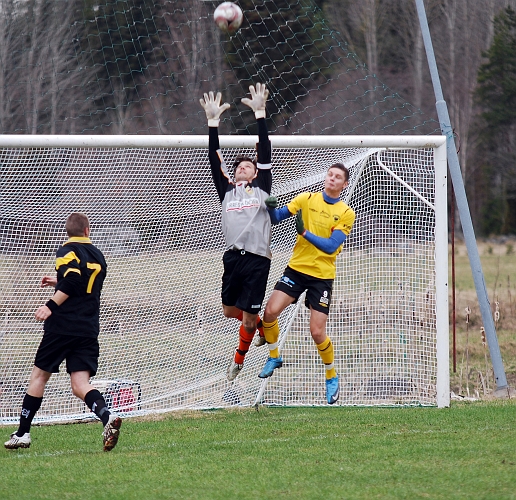 2010_0417_10.JPG - Miralem Malic är framme och stör målvakten som dock tar hand om bollen ganska enkelt