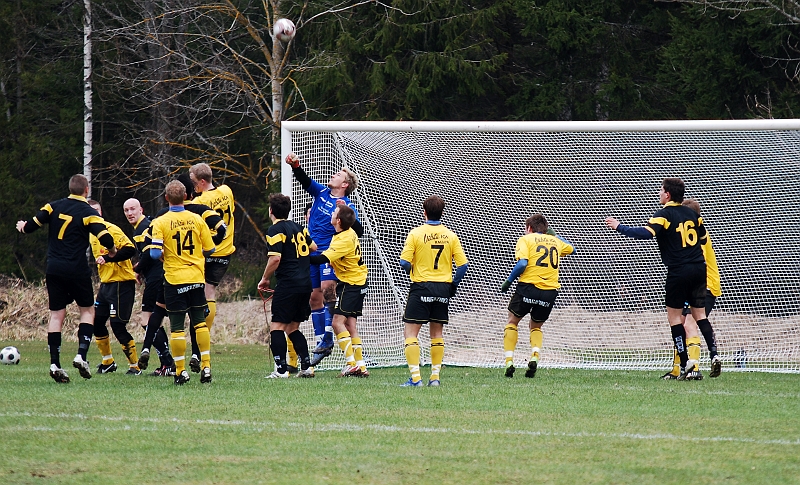 2010_0417_11.JPG - Fredrik Hagström boxar undan bollen efter hörna