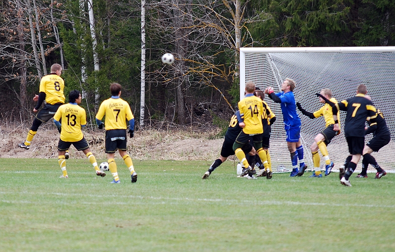 2010_0417_12.JPG - Ytterligare en hörna där ASIF försvaret får undan bollen