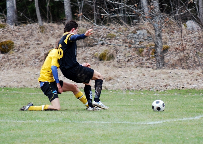 2010_0417_13.JPG - Filip Haglind trycker ut bollen mot sidlinjen för sin motståndare