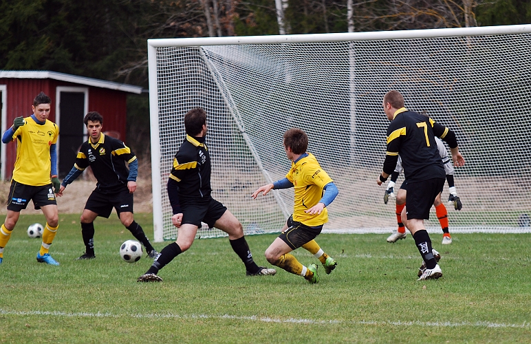 2010_0417_23.JPG - ASIF börjar 2:a halvlek betydligt bättre än 1:a och här spelar Dennis Jansson in bollen till Miralem Malic men E-tuna försvaret håller rent framför målet