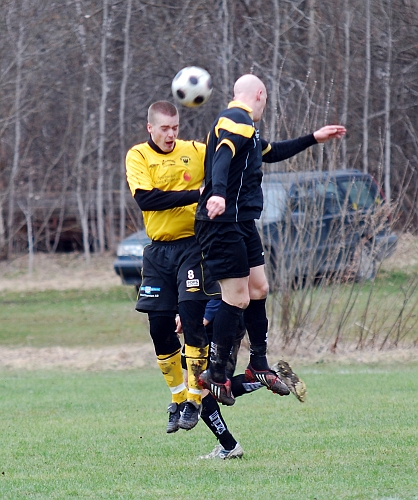 2010_0417_24.JPG - Gustav Gustavsson nickar undan bollen efter ett långt uppspel