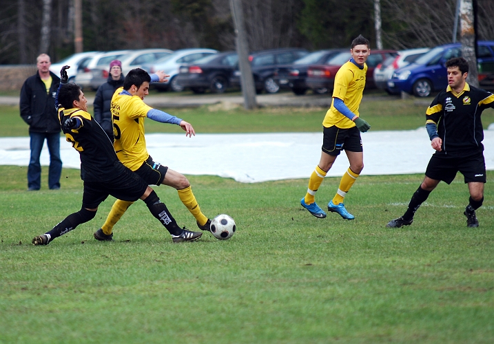 2010_0417_25.JPG - Mergim Bekaj trycker sig förbi sin försvarare