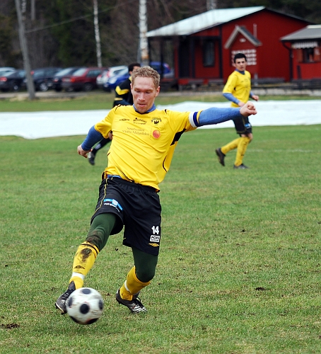 2010_0417_26.JPG - Mikael Wiker hinner precis få fram tån och kan plocka in bollen under kontroll