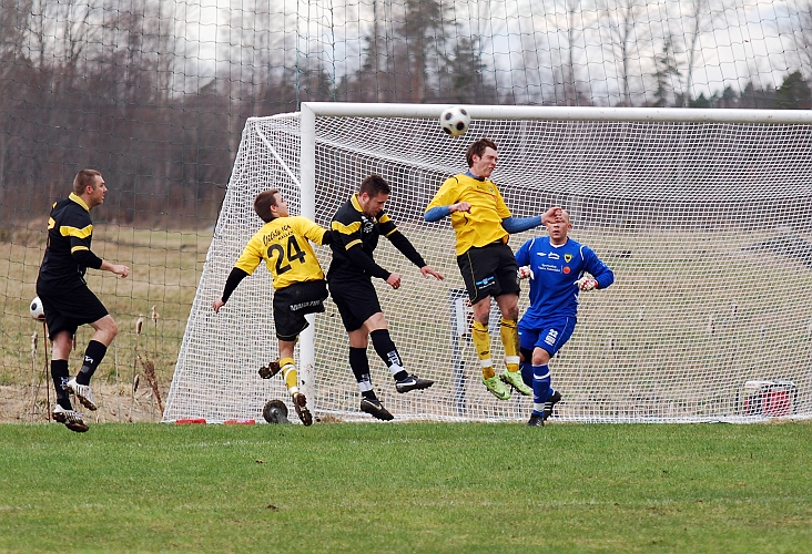 2010_0417_27.JPG - Dennis Jansson nickar undan bollen från målet