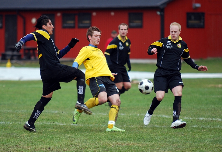 2010_0417_32.JPG - Dennis Jansson försöker att komma till avslut