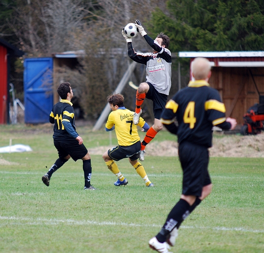 2010_0417_34.JPG - Eskilstunas målvakt når högt i duellen och plockar in bollen