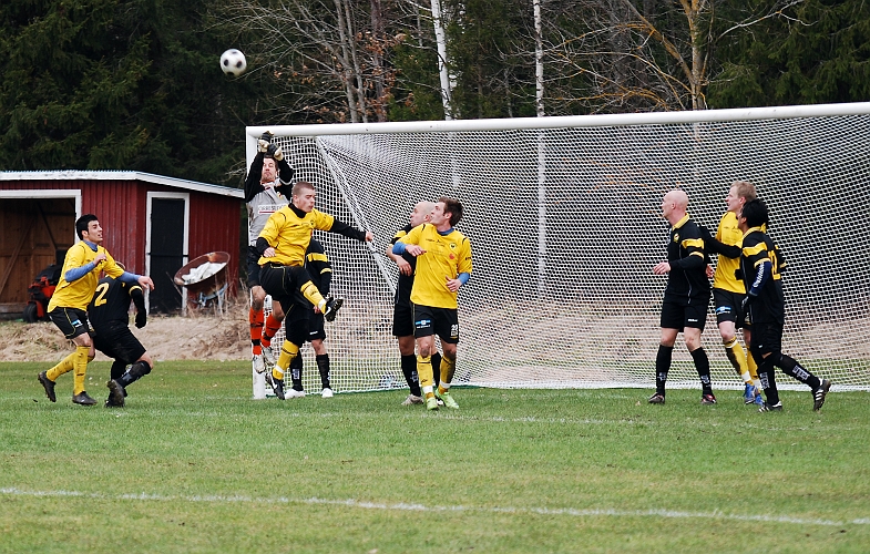 2010_0417_36.JPG - En bra hörna där Eskilsunas målvakt lyckas boxa undan bollen