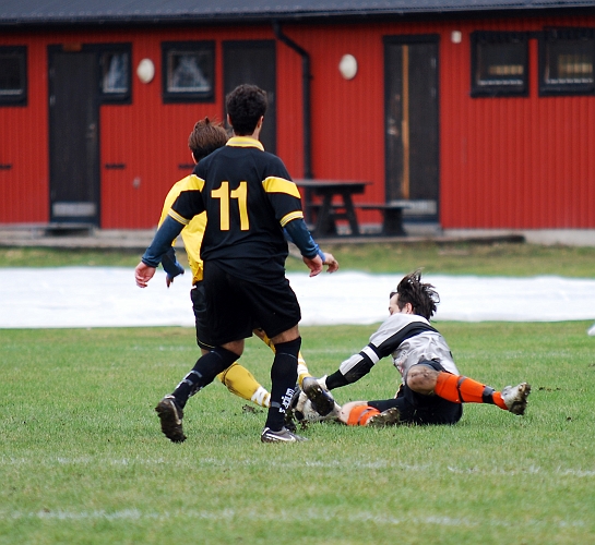 2010_0417_44.JPG - E-tuna's målvakt går ut och tar bollen precis framför Karim Safari