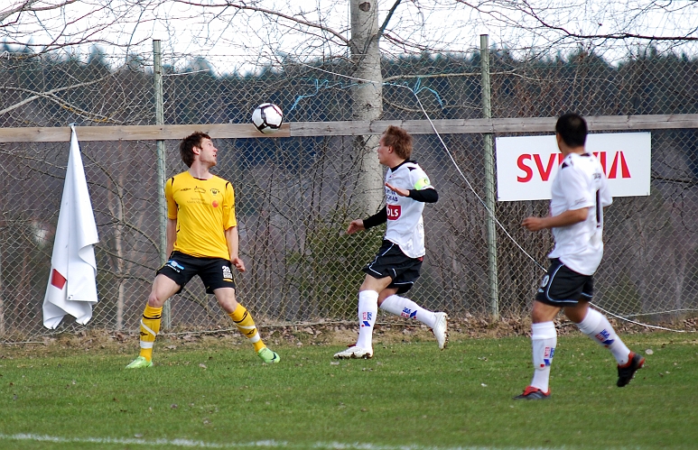 2010_0424_07.JPG - Dennis Jansson får en höjdboll att ta hand om