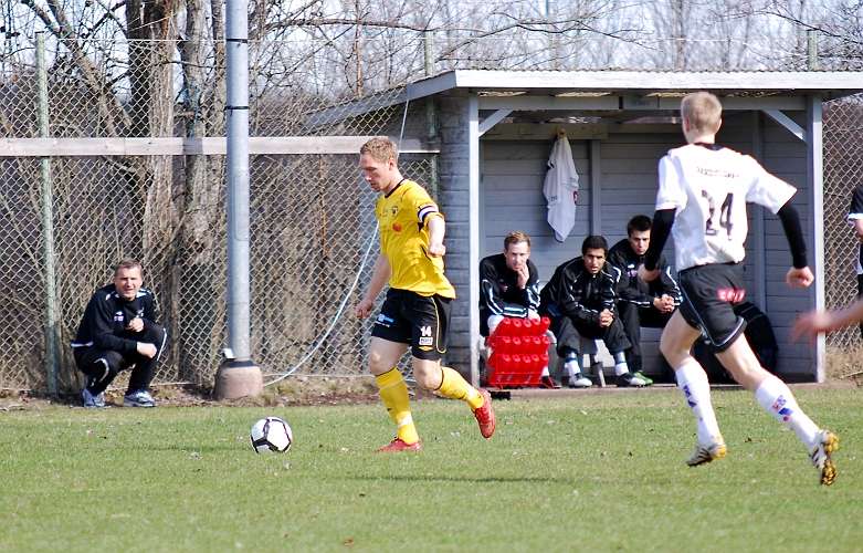 2010_0424_11.JPG - Mikael Wiker måttar för ett inlägg mot mål