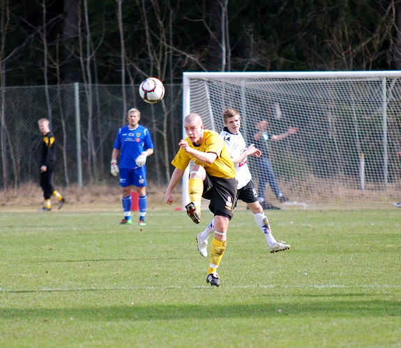 2010_0424_28.JPG - Gustav Gustavsson kliver fram från sin mittbacksposition och trycker iväg bollen