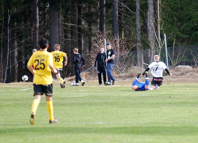 2010_0424_30.JPG - Södramålvakten Fredrik Hagström halkar och ramlar omkull och kolsvaspelaren hinner före och slår bollen i mål, 2-1 till Kolsva