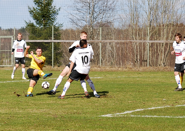 2010_0424_35.JPG - Miralem Malic halkar i samma ögonblick som han skall slå till bollen