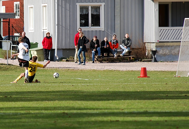 2010_0424_50.JPG - Patrik Palmqvist täcker skottförsöket och bollen går utanför målet