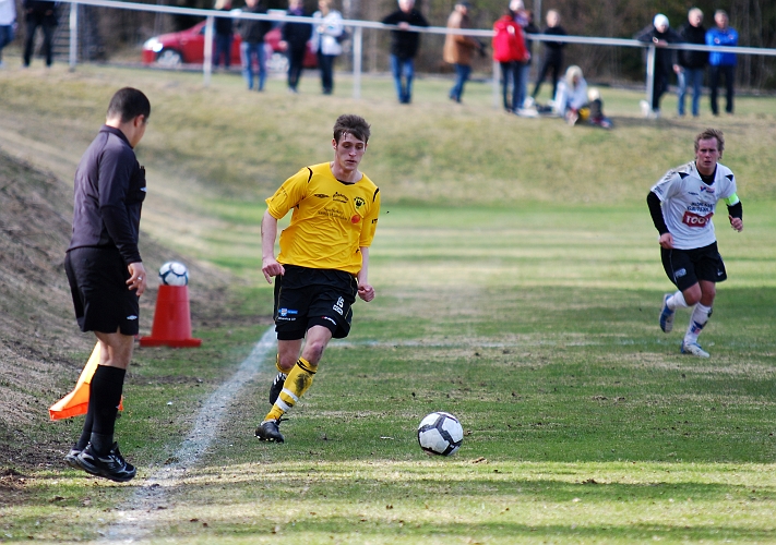 2010_0424_62.JPG - Ken Jansson kommer i en rusch på kanten