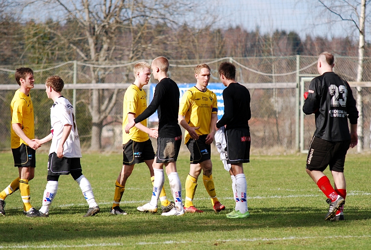 2010_0424_65.JPG - Spelarna tackar varandra efter matchen