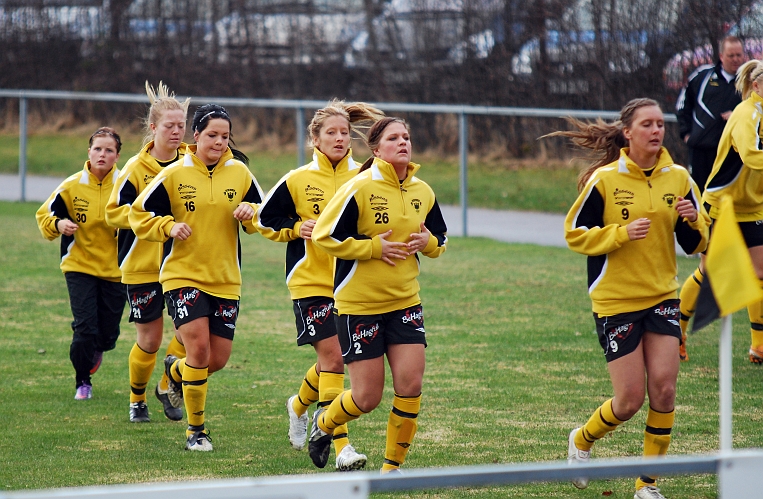 2010_0427_01.JPG - Uppvärmning innan match