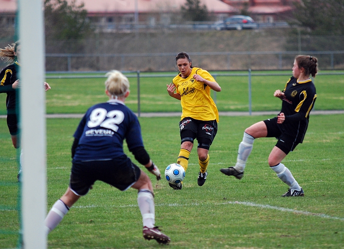 2010_0427_19.JPG - Elin Segerstedt skjuter bollen mot mål