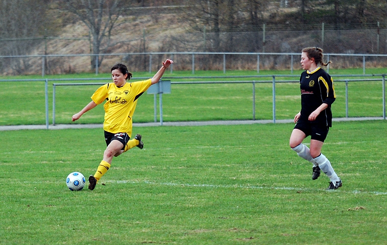 2010_0427_22.JPG - Betty Blixt går för ett avslut mot mål