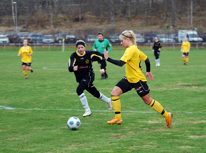 2010_0427_29.JPG - Amanda Segerstedt skär in från kanten och gör 3-0 till Södra. Ett äkta "hat trick" på 30 min