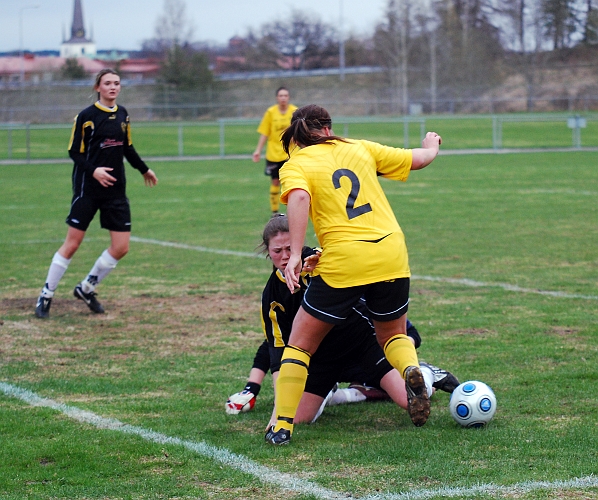 2010_0427_31.JPG - Trångt i målområdet, Ida Sörén försöker få loss bollen från VIK's försvarare och målvakt