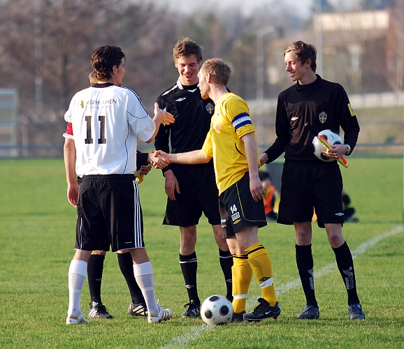 2010_0429_185806AA.JPG - Lagkaptenerna hälsar på domarna