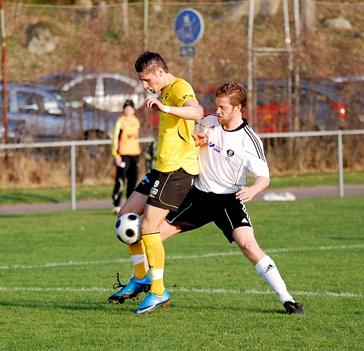 2010_0429_191427AA.JPG - Miralem Malic är hårt uppvaktad i ryggen